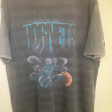 Load image into Gallery viewer, Charlotte Hornets &#39;Graphic T-Shirt (L) Faded
